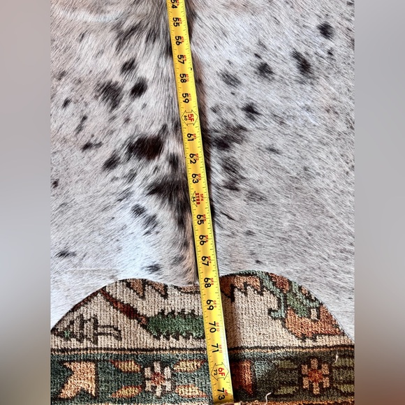 Elegant Cowhide Rug - Picture 6 of 16